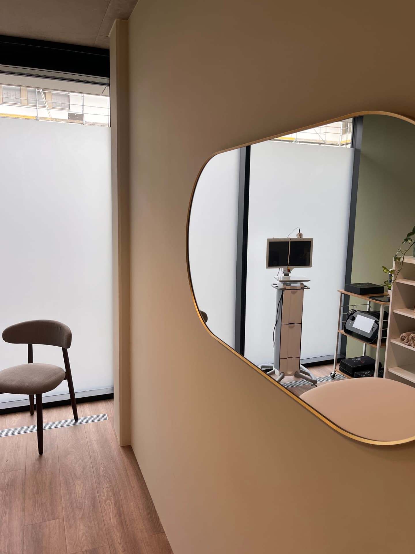 Cabinet aménagé au Grand-Duché du Luxembourg avec miroir organique